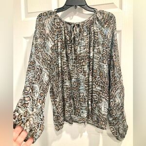 NWOT Fifteen Twenty Blouse Blue Snake Print Shimmer V-Neck Small Relaxed